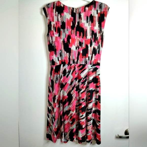 Tahari (Size 4) Multicolor Paintbrush Pattern Gold Hardware Accent Sheath Dress - Picture 11 of 11